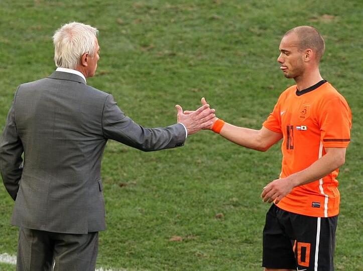 Trainer Bert van Marwijk (l) gratuliert Wesley Sneijder bei dessen Auswechslung zu seinem Tor gegen Japan.
