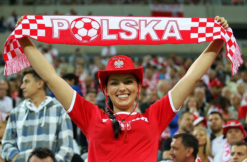 Polska! Diese ansehnliche Dame feuert die Polnische Nationalmannschaft an...