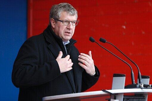 Rüdiger Lütjen, Vorsitzender des Europäischen Betriebsrates EADS spricht am 28.11.2013 in Hamburg vor dem Airbus-Werksgelände in Finkenwerder bei einer Kundgebung.