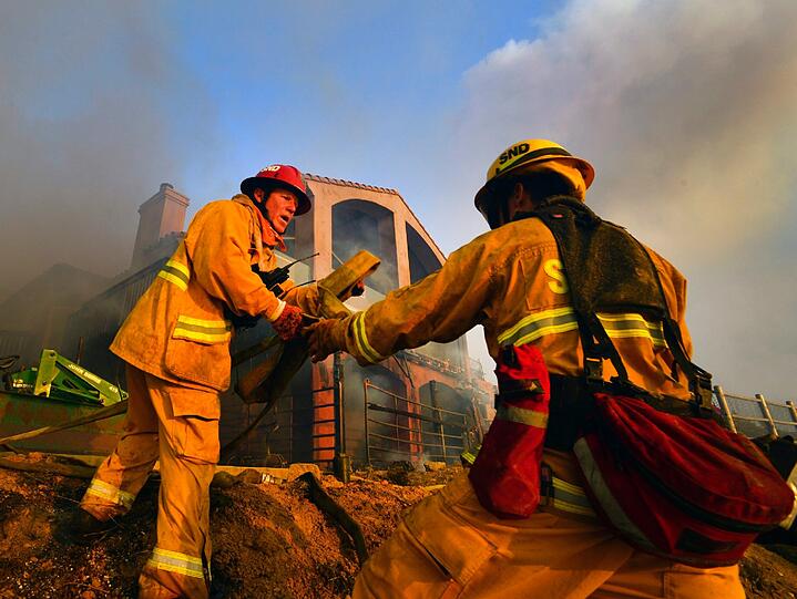 Jedes Jahr kämpft die Feuerwehr im US-Bundestaat Kalifornien gegen riesige Feuwerwalzen. Eigentlich ist die Hochzeit der kalifornischen Waldbrände erst im Sommer, doch heuer entflammten die Wälder schon im Mai. In San Diego greifen die Brände bereits auf Wohngebiete über.