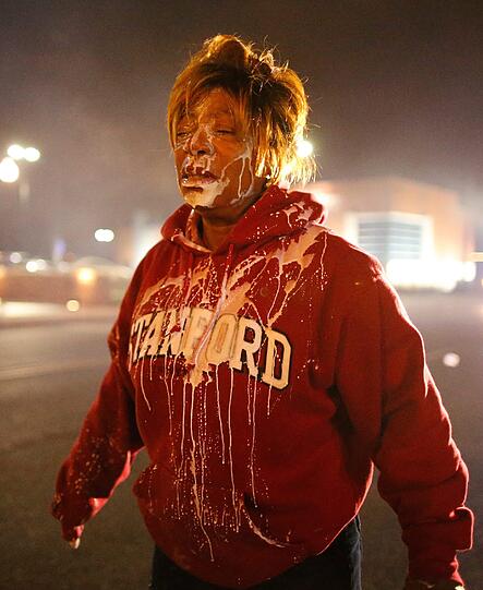 Ferguson steht in Flammen. Die Polizei geht mit Tränengas gegen die Demonstranten vor. Die Bilder aus Ferguson.