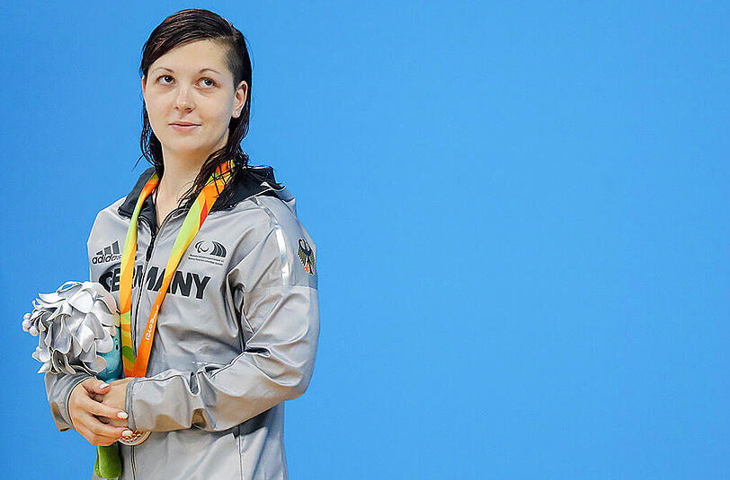 Debütantin Denise Grahl schwamm in 33,16 Sekunden einen Europarekord über 50 Meter Freistil und musste sich nur der Amerikanerin McKenzie Coan (32,42) geschlagen geben.