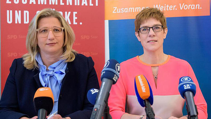 Die saarländische Ministerpräsidentin Annegret Kramp-Karrenbauer (r, CDU) und Anke Rehlinger (SPD) stellen den Koalitionsvertrag vor.