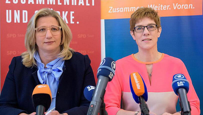 Die saarländische Ministerpräsidentin Annegret Kramp-Karrenbauer (r, CDU) und Anke Rehlinger (SPD) stellen den Koalitionsvertrag vor. Die saarländische Ministerpräsidentin Annegret Kramp-Karrenbauer (r, CDU) und Anke Rehlinger (SPD) stellen den Koalitionsvertrag vor.