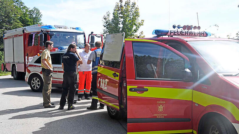 Dutzende Rettungskräfte und zwei Hubschrauber waren im Einsatz, um bei Straßlach fünf Personen und zwei Hunde aus der Isar zu retten. Die Bilder.