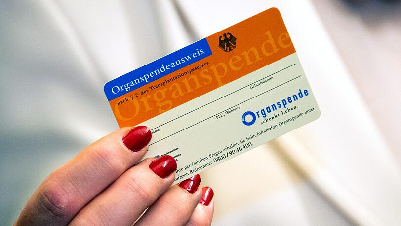 Bisher gilt: Man muss der Organspende ausdrücklich zustimmen. Bisher gilt: Man muss der Organspende ausdrücklich zustimmen.