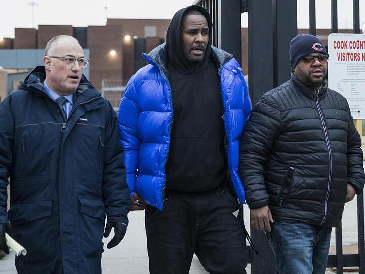 Sänger R. Kelly (M) verlässt mit seinem Verteidiger Steve Greenberg (l) das Cook County Gefängnis.