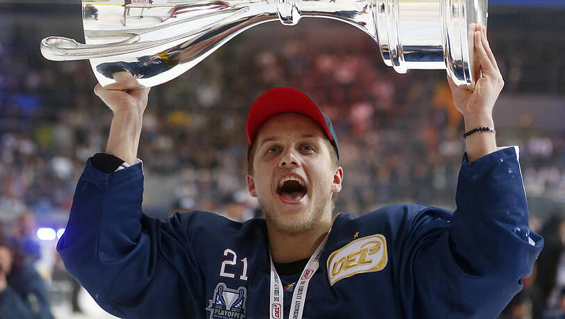 Der 25-jährige Nationalstürmer spielte von 2014 bis 2018 beim EHC Red Bull München, wurde drei Mal Meister. Dann wechselte er in die NHL zu den Chicago Blackhawks. Ab der kommenden Saison läuft er für die Edmonton Oilers auf.