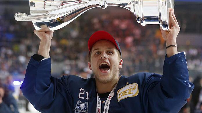 Der 25-jährige Nationalstürmer spielte von 2014 bis 2018 beim EHC Red Bull München, wurde drei Mal Meister. Dann wechselte er in die NHL zu den Chicago Blackhawks. Ab der kommenden Saison läuft er für die Edmonton Oilers auf.