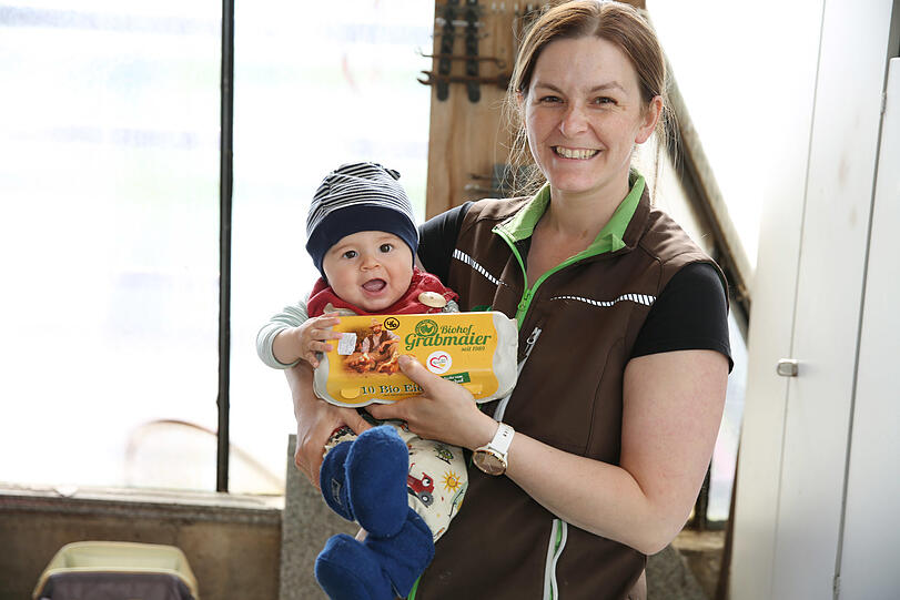 Bäuerin Tanja Grabmaier mit Sohn Jonas (6 Monate), sie hat Eier, Kartoffeln, aber auch Wildfleisch auf den Markt mitgebracht.