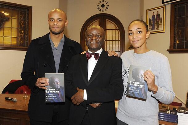 Vincent Kompany mit seinem Vater Pierre und Schwester Christel (v.l.r.). Vincent Kompany mit seinem Vater Pierre und Schwester Christel (v.l.r.).