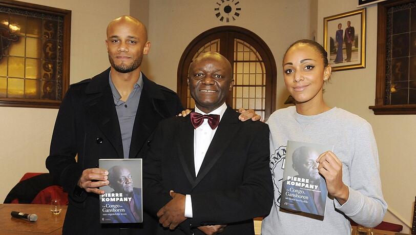 Vincent Kompany mit seinem Vater Pierre und Schwester Christel (v.l.r.). Vincent Kompany mit seinem Vater Pierre und Schwester Christel (v.l.r.).