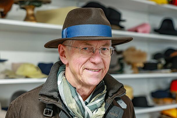 Wilhelm Lang hat den Hutmacherkurs von seiner Frau geschenkt bekommen. Er hat sich wie der AZ-Reporter auch einen Traveller zusammengestellt. Wilhelm Lang hat den Hutmacherkurs von seiner Frau geschenkt bekommen. Er hat sich wie der AZ-Reporter auch einen Traveller zusammengestellt.