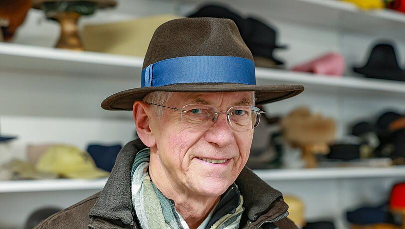 Wilhelm Lang hat den Hutmacherkurs von seiner Frau geschenkt bekommen. Er hat sich wie der AZ-Reporter auch einen Traveller zusammengestellt. Wilhelm Lang hat den Hutmacherkurs von seiner Frau geschenkt bekommen. Er hat sich wie der AZ-Reporter auch einen Traveller zusammengestellt.