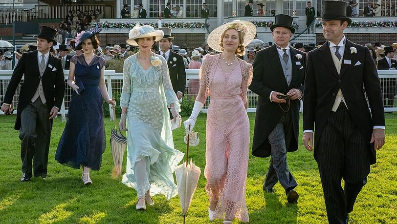 Allen Leech, Michelle Dockery, Elizabeth McGovern, Laura Carmichael, Hugh Bonneville und Harry Hadden-Paton (v.l.) in "Downton Abbey: Das große Finale".