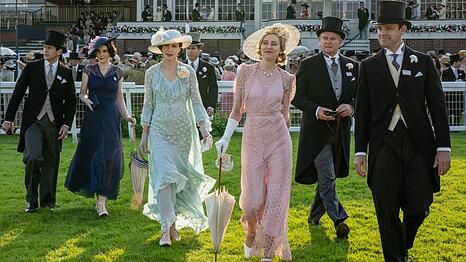 Allen Leech, Michelle Dockery, Elizabeth McGovern, Laura Carmichael, Hugh Bonneville und Harry Hadden-Paton (v.l.) in "Downton Abbey: Das große Finale".