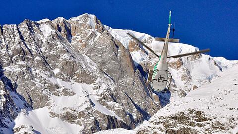 Rettungsteams der Bergwacht suchen noch im Lawinengebiet nach m&ouml;glicherweise Versch&uuml;tteten. (Archivbild)