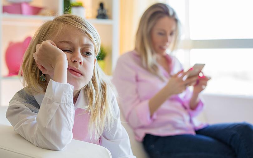 Nicht nur der eigene Partner kann sich durch unser ständiges Schauen auf das Smartphone genervt oder gar verletzt fühlen. Auch Familienmitgliedern und Freunden stößt dieses Verhalten negativ auf. Es hinterlässt bei der anderen Person immer das Gefühl, man wolle keine Zeit mit ihr verbringen. Und das möchte ja eigentlich niemand. Nicht nur der eigene Partner kann sich durch unser ständiges Schauen auf das Smartphone genervt oder gar verletzt fühlen. Auch Familienmitgliedern und Freunden stößt dieses Verhalten negativ auf. Es hinterlässt bei der anderen Person immer das Gefühl, man wolle keine Zeit mit ihr verbringen. Und das möchte ja eigentlich niemand.
