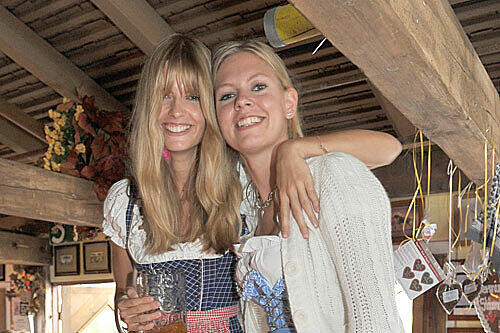Zwei Schönheiten im Dirndl: Model Julia Stegner und ihre Schwester Jeanette.