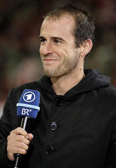 ... der inzwischen als ARD-Experte bei Länderspielen über die TV-Bildschirme flackert. Nebenbei macht Scholl die Fußballlehrer-Lizenz. Der Ex-Coach der Bayern Amateure gehört zu den erfolgreichsten Bayern-Spielern aller Zeiten. Er gewann unter anderem acht Deutsche Meisterschaften, fünf Mal den DFB-Pokal und jeweils ein Mal die Champions League sowie den UEFA-Cup.