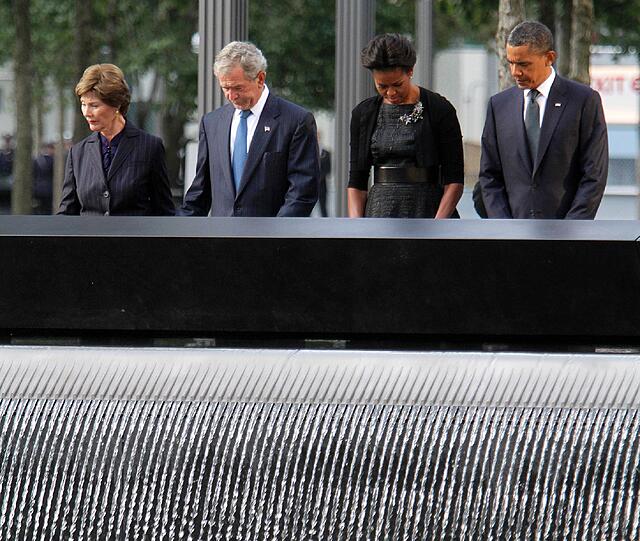 Bewegender Moment: Zum 10. Jahrestag des Terroranschlages auf das World trade Center 2011, kamen Präsident Obama und der ehemalige Präsident George W. Bush zum Gedenken an die Opfer zum "Ground Zero" in New York.