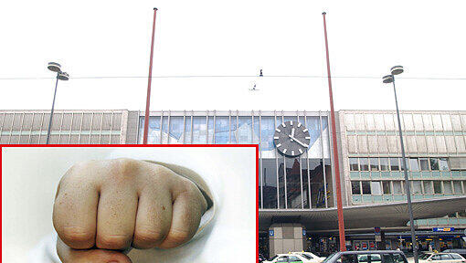 Diebstahl in der Nähe des Hauptbahnhof. Als der Mann auf die Wache gebracht wird, versucht er plötzlich, die Beamten zu treten. Diebstahl in der Nähe des Hauptbahnhof. Als der Mann auf die Wache gebracht wird, versucht er plötzlich, die Beamten zu treten.