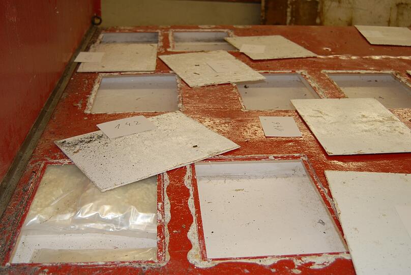 Im Juli und November 2010 hatten die Fahnder des Zollfahndungsamtes München in Rosenheim und Brannenburg 155 000 Mephedron-Tabletten sichergestellt. Die Bilder