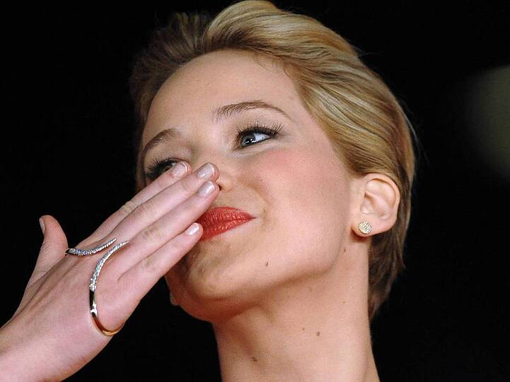 Jennifer Lawrence trägt eine Handspange und setzt damit einen neuen Trend