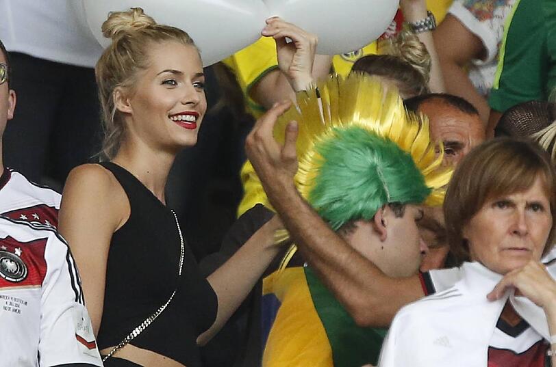 Lena Gercke, Sarah Brandner, Cathy Fischer. Sehen Sie hier, wie die besseren Hälften unserer DFB-Kicker das 7:1 gegen Brasilien miterlebt haben.