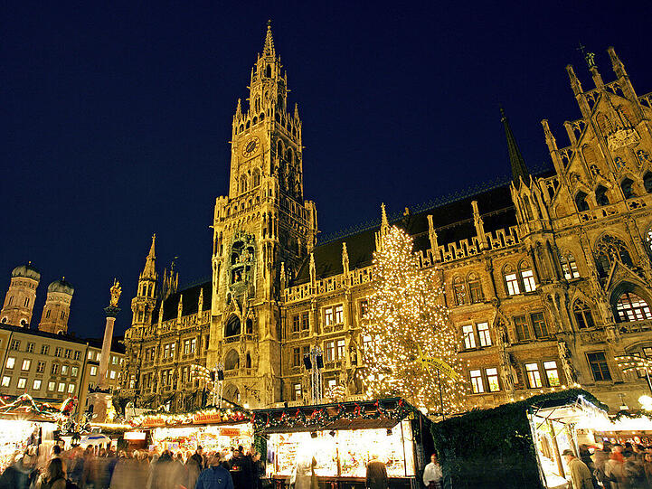 Gemütlich auf dem Weihnachtsmarkt einen Glühwein trinken - die beste Beschäftigung im Advent