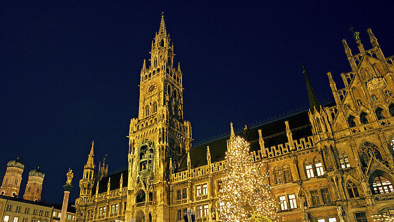 Gemütlich auf dem Weihnachtsmarkt einen Glühwein trinken - die beste Beschäftigung im Advent Gemütlich auf dem Weihnachtsmarkt einen Glühwein trinken - die beste Beschäftigung im Advent