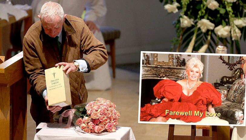 Frederic Prinz von Anhalt hält die Urne seiner verstorbenen Frau in der Hand.