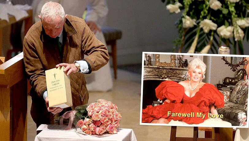 Frederic Prinz von Anhalt hält die Urne seiner verstorbenen Frau in der Hand. Frederic Prinz von Anhalt hält die Urne seiner verstorbenen Frau in der Hand.