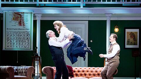Großes Komödianten-Theater: Friedrich von Thun (Oberst Pickering), Nadine Zeintl (Eliza) und Michael Dangl (Professor Higgins) in &bdquo;My Fair Lady&ldquo;.