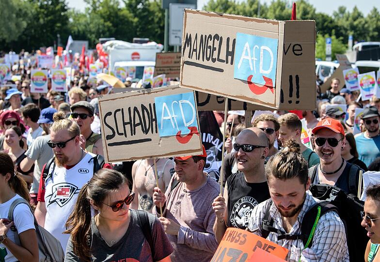 Tausende Menschen protestieren in Augsburg gegen den AfD-Parteitag.