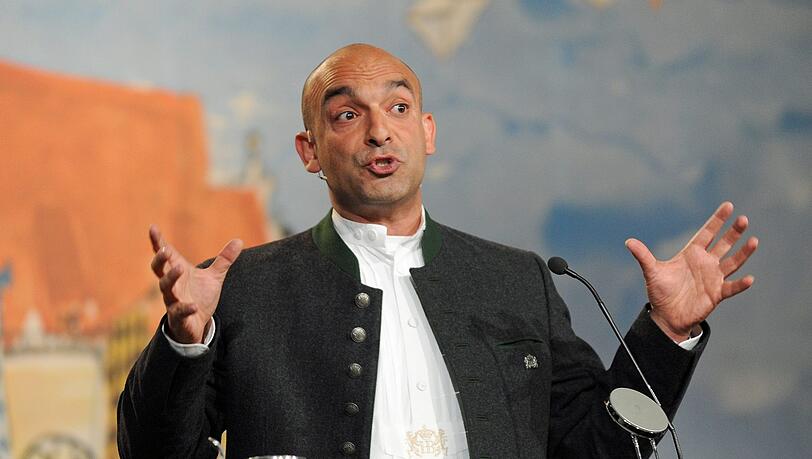 Der Kabarettist Django Asül beim Derblecken 2018. Der Kabarettist Django Asül beim Derblecken 2018.