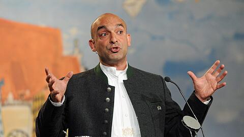 Der Kabarettist Django Asül beim Derblecken 2018.