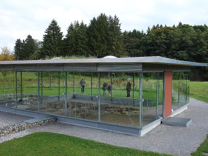 Villa rustica in Leutstetten, der Schutzbau über der freigelegten Fußbodenheizung.