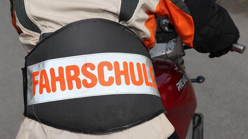 Während einer Übungsfahrt hat ein Fahranfänger die Kontrolle über sein Motorrad verloren (Symbolfoto)