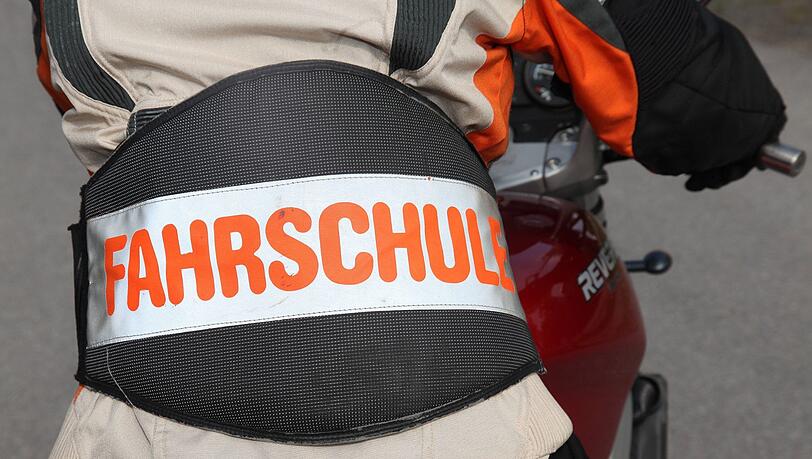 Während einer Bremsübung fuhr der Fahrschüler seine Lehrerin an (Symbolfoto).