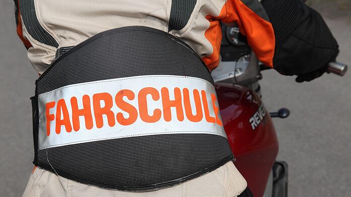 Während einer Bremsübung fuhr der Fahrschüler seine Lehrerin an (Symbolfoto).