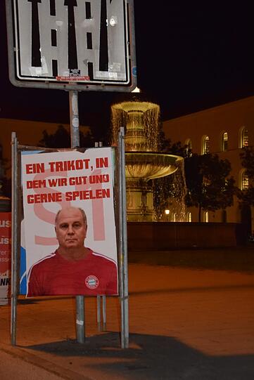 An Litfasssäulen oder über Wahlplakaten - überall in der Stadt sah man zuletzt Plakate der Fan-Initiative "Die Clubfarben sind rot und weiß". Hier an der LMU in der Maxvorstadt.