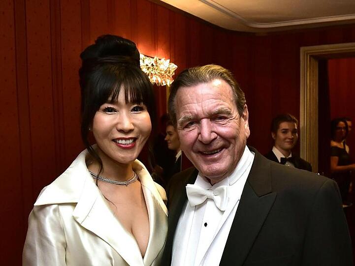 Gerhard Schröder und seine Frau Soyeon Kim waren schon früh auf dem Tanzparkett zu finden.