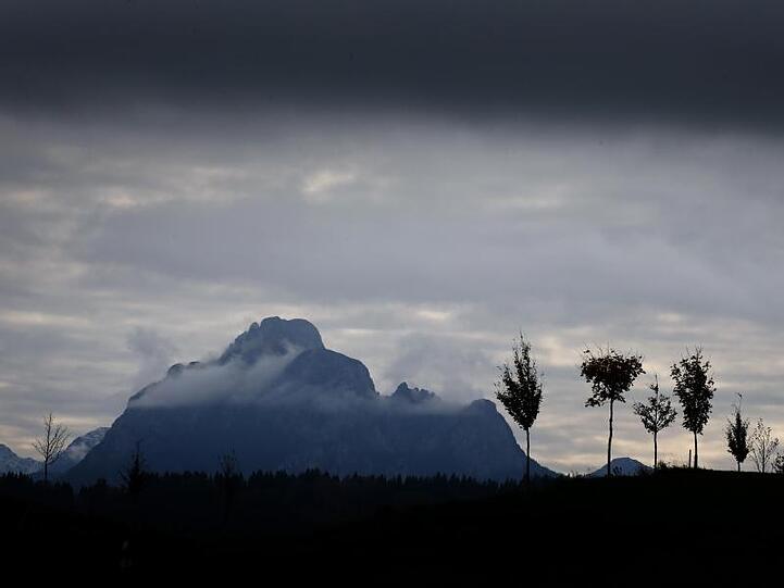 Dunkle Wolken ziehen über den "Säuling" am Rande der Ammergauer Alpen. Foto: Karl-Josef Hildenbrand/dpa/Archivbild