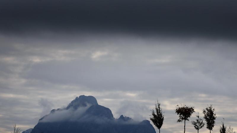 Dunkle Wolken ziehen über den "Säuling" am Rande der Ammergauer Alpen. Foto: Karl-Josef Hildenbrand/dpa/Archivbild Dunkle Wolken ziehen über den "Säuling" am Rande der Ammergauer Alpen. Foto: Karl-Josef Hildenbrand/dpa/Archivbild