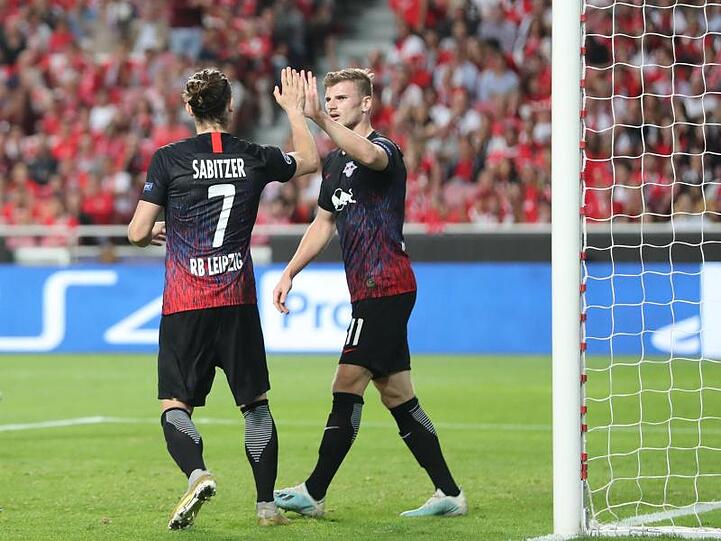 Timo Werner (r) klatscht nach seinem Tor zum 2:0 in Lissabon mit Marcel Sabitzer ab.