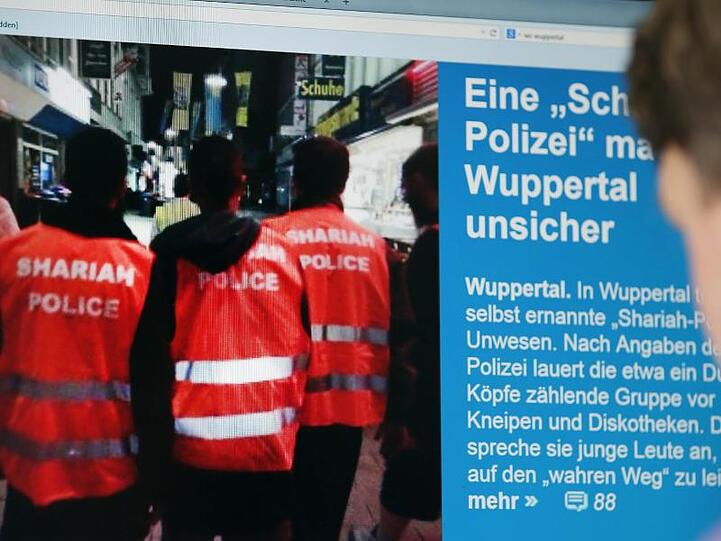 Ein Mann schaut sich die Berichterstattung über die "Scharia-Polizei" im Internet an. Der Prozess wird im Wuppertaler Landgericht neu aufgerollt.
