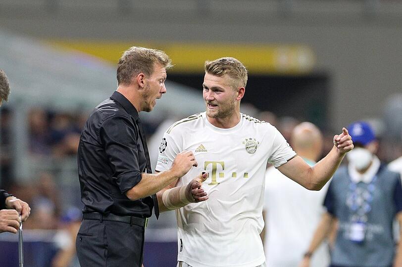 JULIAN NAGELSMANN (01.07.2021 - 24.03.2023, 632 Tage)

Dank eines Bling-Bling-Sommers 2022, um hochkarätige Neuzugänge wie Sadio Mané oder Matthijs de Ligt (r.) ließ sich die neue Saison gut an. Zur Winterpause führte der FC Bayern souverän in der Bundesliga und kassierte in der schwersten Champions-League-Gruppe, mit Inter (2:0, 2:0), dem FC Barcelona (2:0, 3:0) sowie Viktoria Plzen (5:0, 4:2) lediglich zwei Gegentore.