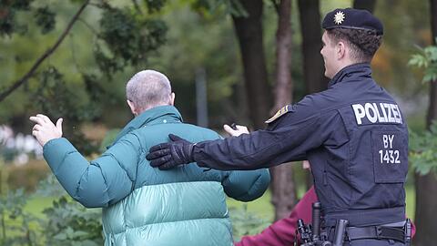 Die Polizei bei der Razzia am Dienstag.
