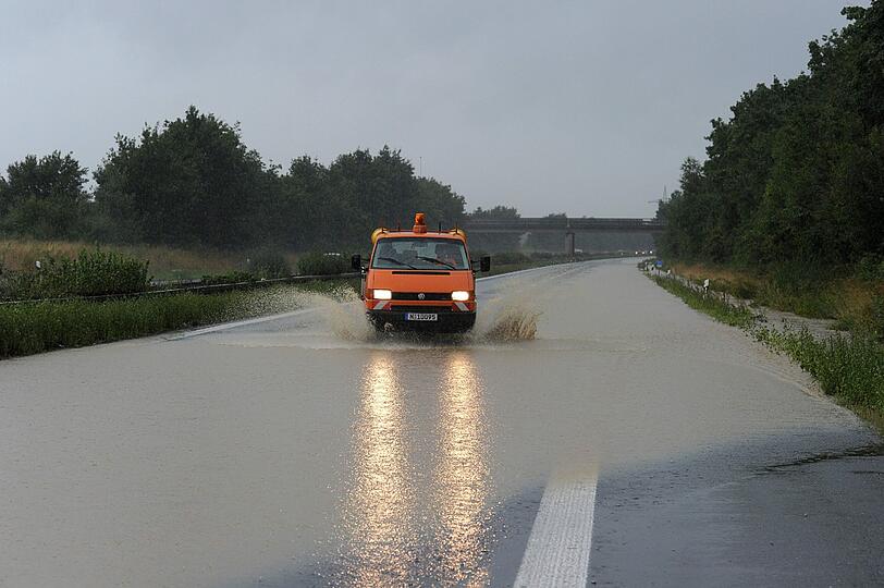 Besonders schlimm traf es die Autobahn 73. Sie musste streckenweise gesperrt werden.